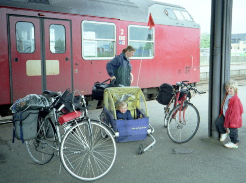 Når toget kommer er det med at være klar (Kalundborg, 1999)