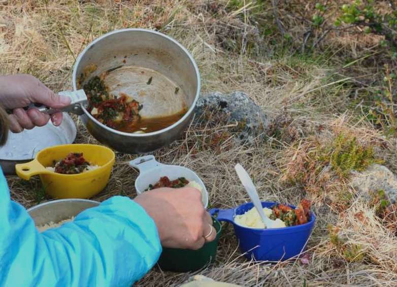 Tørret kødsovs med tørrede grøntsager og kartoffelmospulver - altsammen tilberedt i frisk vand fra fjeldbækken: Mums!